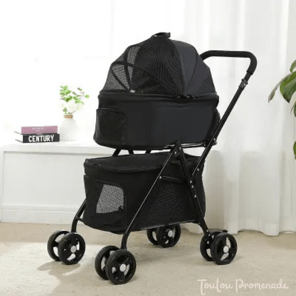 Petit chien confortablement installé dans la poussette PetStroller noir avec capote protectrice